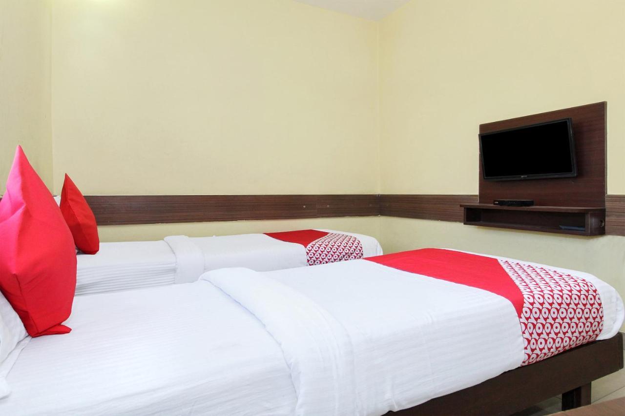 Oyo 30537 Hotel Megharaj Bijāpur Esterno foto