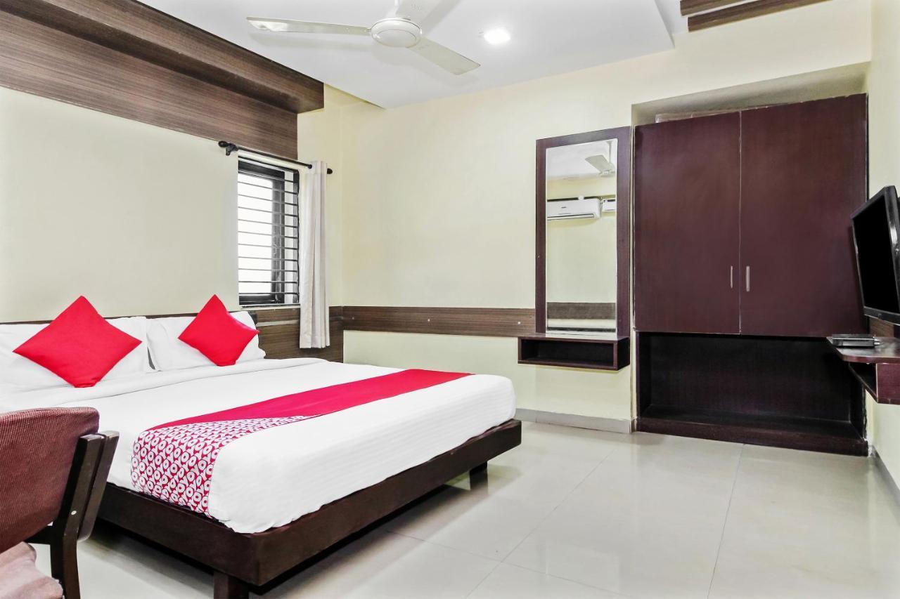 Oyo 30537 Hotel Megharaj Bijāpur Esterno foto