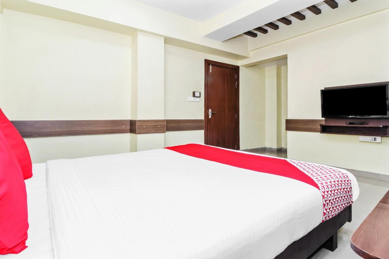 Oyo 30537 Hotel Megharaj Bijāpur Esterno foto